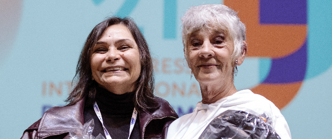 Homenageadas no Congresso da Abraji, Fatima Souza e Vera Araújo irradiam a empolgação que o jornalismo investigativo precisa e sente falta