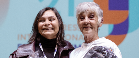 Homenageadas no Congresso da Abraji, Fatima Souza e Vera Araújo irradiam a empolgação que o jornalismo investigativo precisa e sente falta